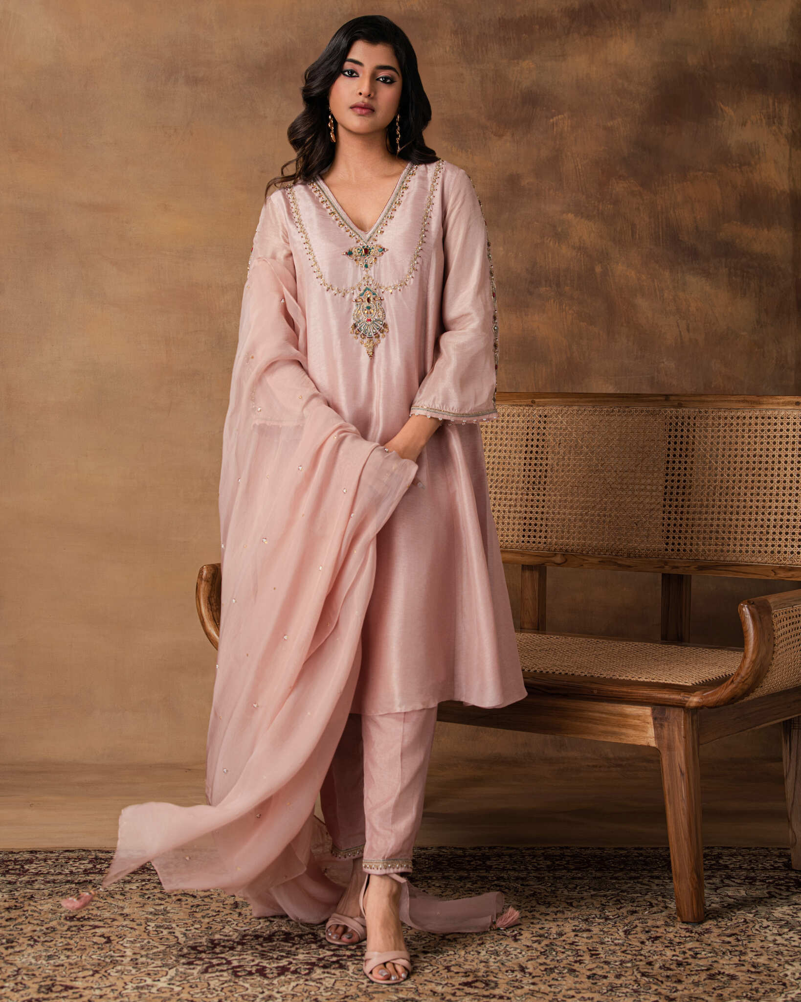 Swarn Pastel Pink Silk Embroidered Kurta Set with Organza Dupatta – crossed View