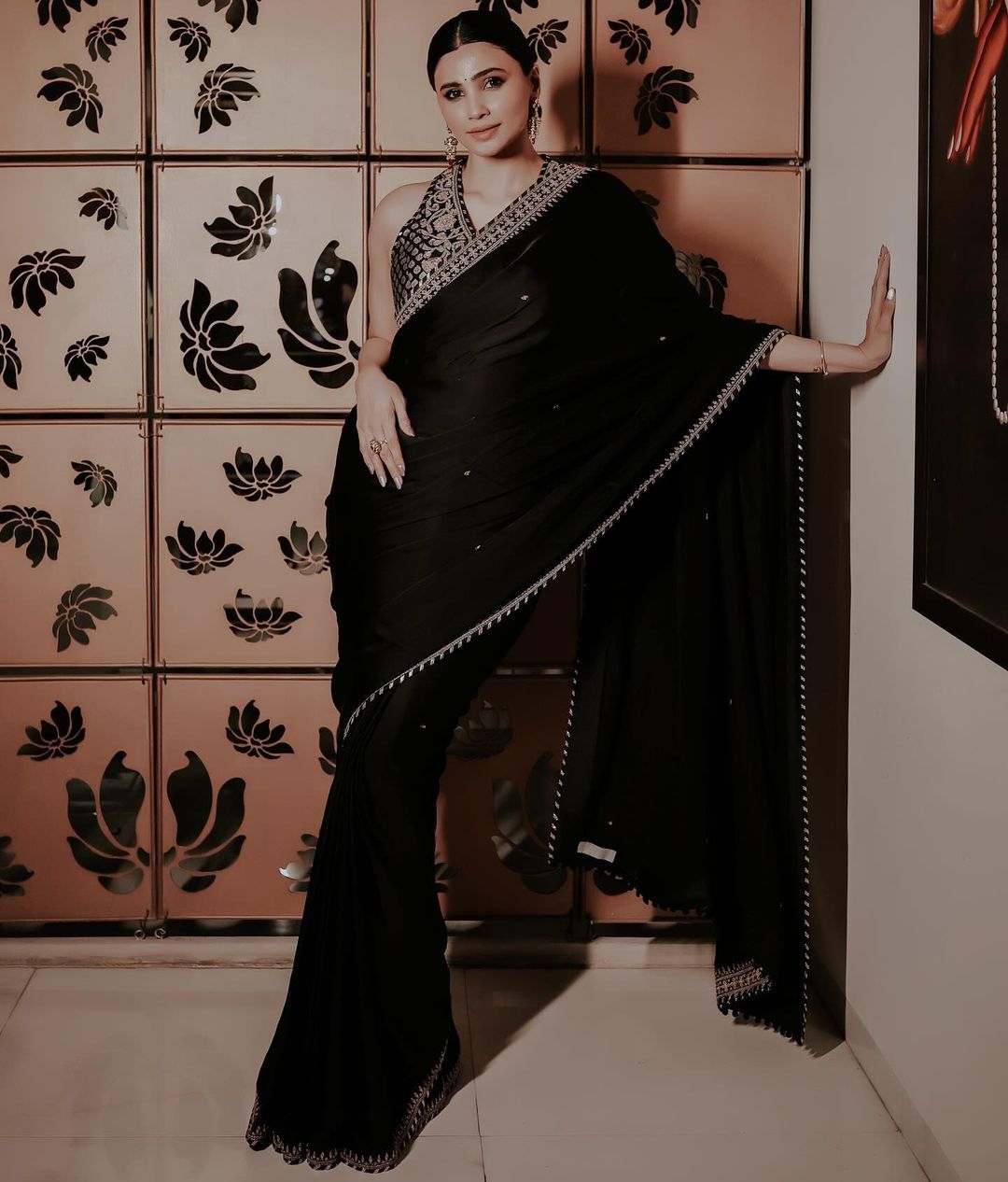 Daisy Shah in Raina saree set